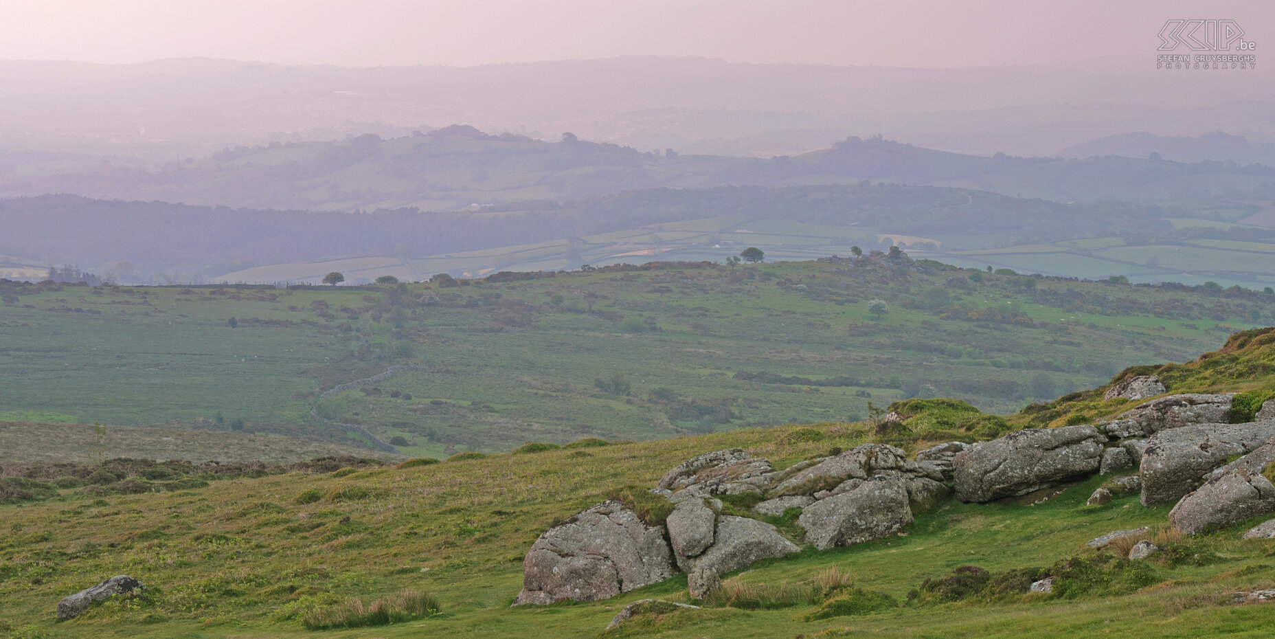 Dartmoor - Saddle Tor Glooiende heuvels, mooi licht en een beetje mist vanaf Saddle Tor. Stefan Cruysberghs